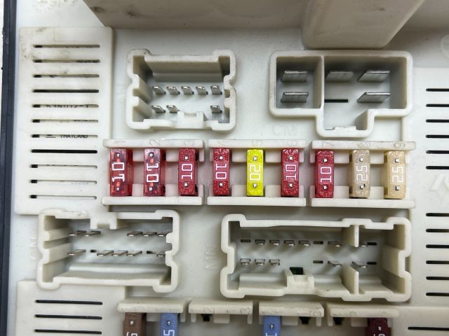 bontott RENAULT SCÉNIC II Biztosítéktábla Motortér