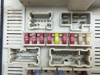 bontott RENAULT SCÉNIC II Biztosítéktábla Motortér