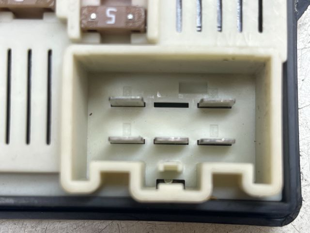 bontott RENAULT SCÉNIC II Biztosítéktábla Motortér