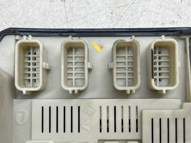 bontott RENAULT SCÉNIC II Biztosítéktábla Motortér