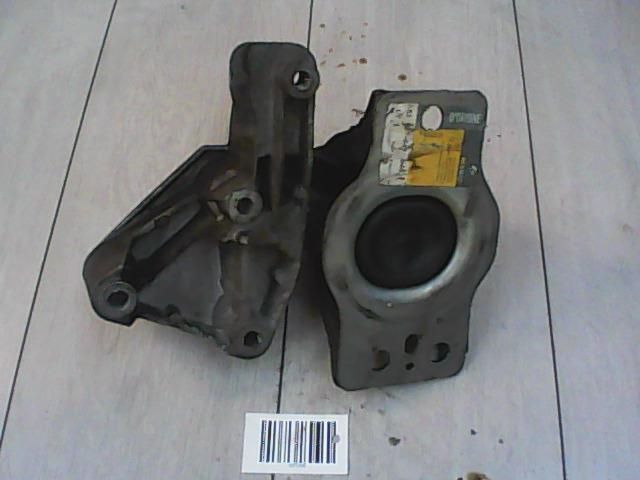 bontott RENAULT SCÉNIC II Motor Tartó Bak (Fém)