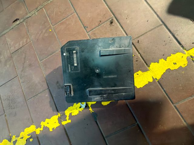 bontott RENAULT SCÉNIC II Biztosítéktábla Doboz