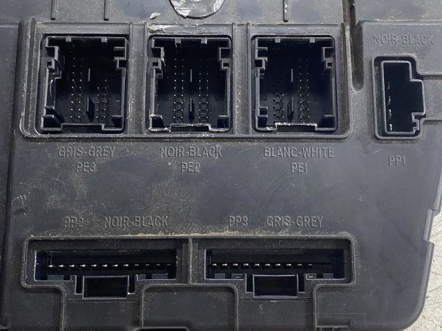 bontott RENAULT SCÉNIC II Biztosítéktábla Doboz