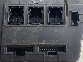 bontott RENAULT SCÉNIC II Biztosítéktábla Doboz