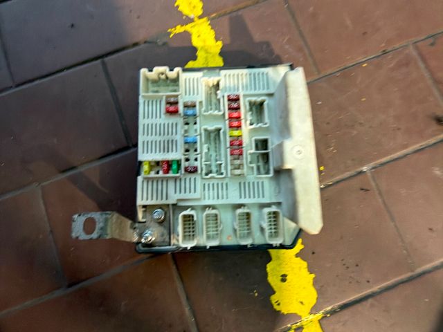 bontott RENAULT SCÉNIC II Biztosítéktábla Doboz