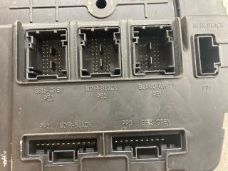 bontott RENAULT SCÉNIC II Biztosítéktábla Doboz