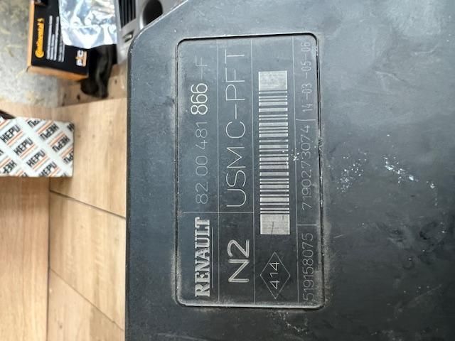 bontott RENAULT SCÉNIC II Biztosítéktábla Utastér