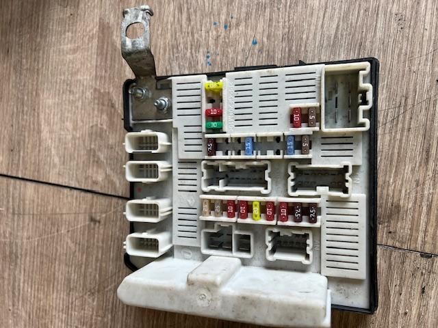 bontott RENAULT SCÉNIC II Biztosítéktábla Utastér