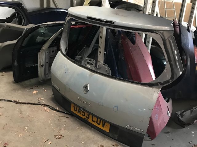 bontott RENAULT SCÉNIC II Csomagtérajtó (Üres lemez)