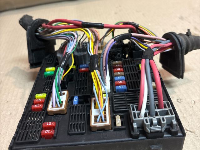 bontott RENAULT SCÉNIC III Biztosítéktábla Motortér