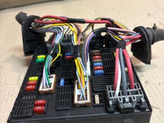 bontott RENAULT SCÉNIC III Biztosítéktábla Motortér