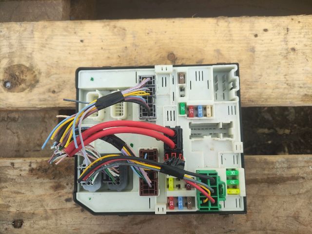 bontott RENAULT SCÉNIC III Biztosítéktábla Motortér