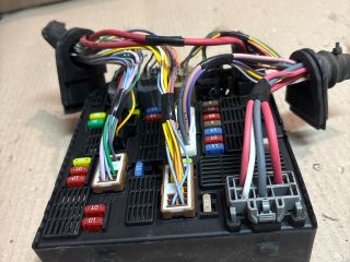 bontott RENAULT SCÉNIC III Biztosítéktábla Motortér