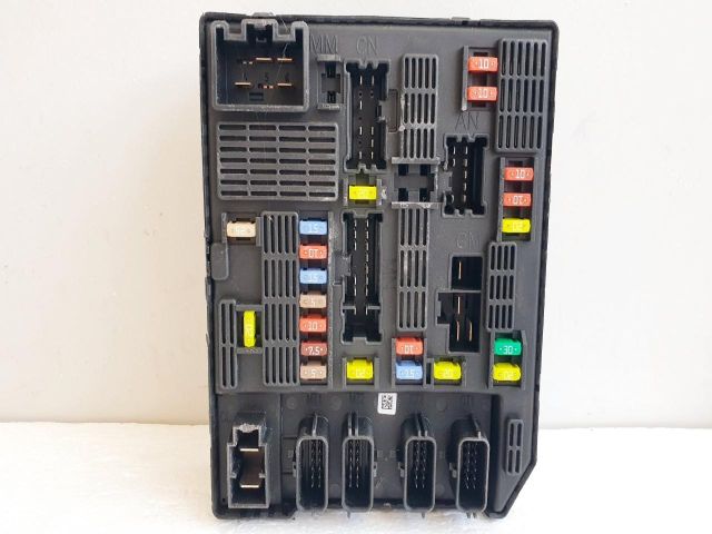 bontott RENAULT SCÉNIC III Biztosítéktábla Motortér