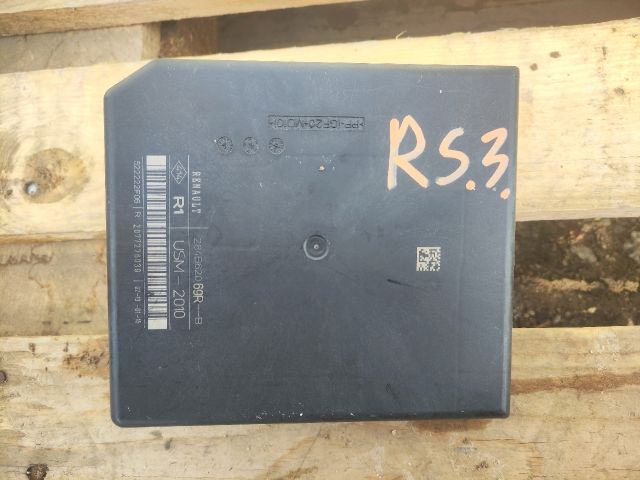 bontott RENAULT SCÉNIC III Biztosítéktábla Motortér