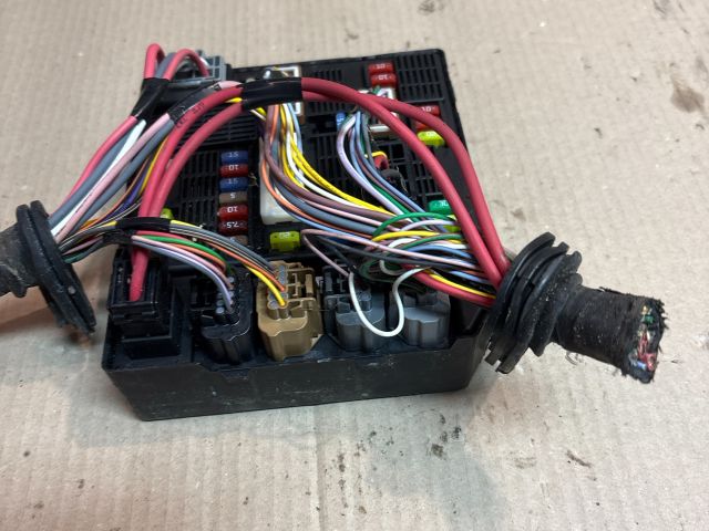 bontott RENAULT SCÉNIC III Biztosítéktábla Motortér