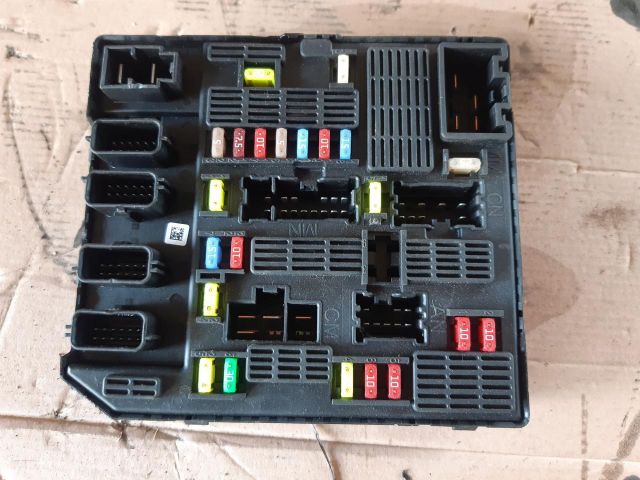 bontott RENAULT SCÉNIC III Biztosítéktábla Motortér