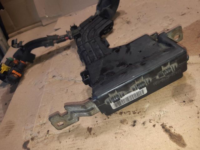 bontott RENAULT SCÉNIC III Biztosítéktábla Motortér