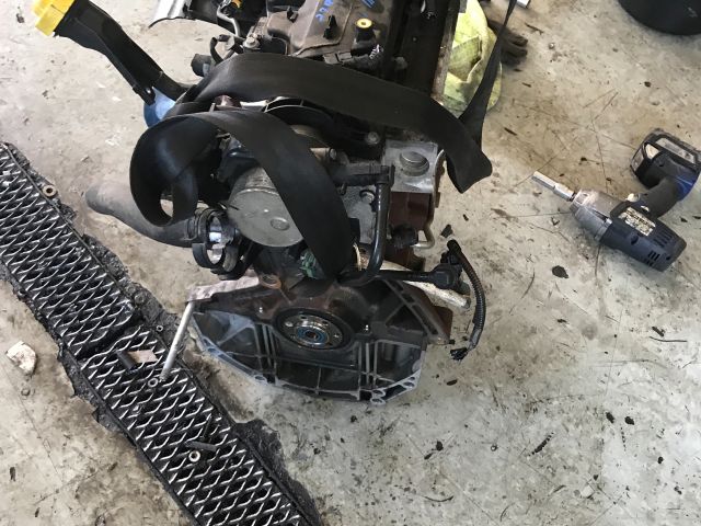 bontott RENAULT SCÉNIC III Motor (Fűzött blokk hengerfejjel)