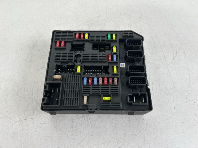 bontott RENAULT SCÉNIC III Biztosítéktábla Motortér