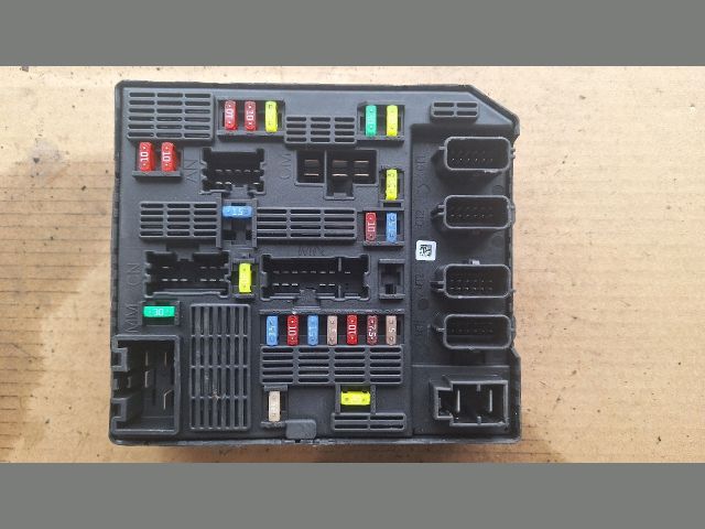 bontott RENAULT SCÉNIC III Biztosítéktábla Utastér