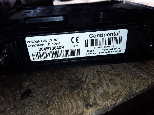 bontott RENAULT SCÉNIC III Biztosítéktábla Utastér