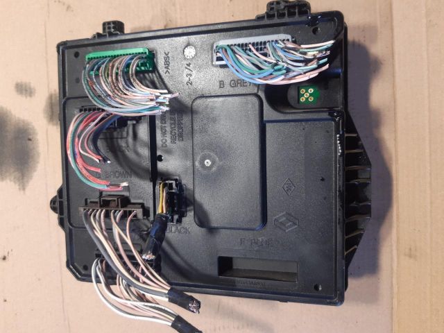 bontott RENAULT SCÉNIC III Biztosítéktábla Utastér