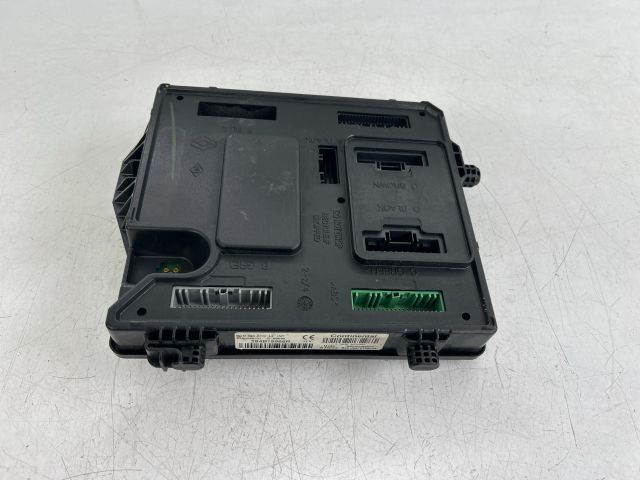 bontott RENAULT SCÉNIC III Biztosítéktábla Utastér