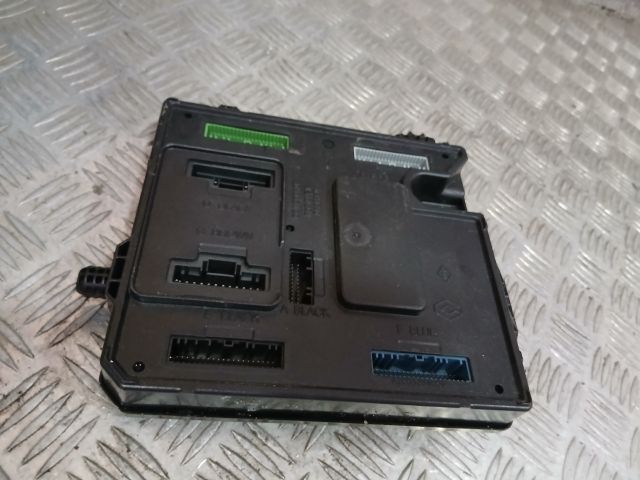 bontott RENAULT SCÉNIC III Biztosítéktábla Utastér