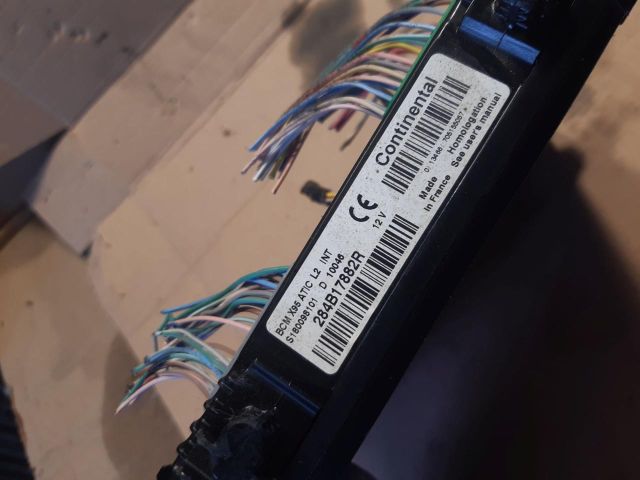 bontott RENAULT SCÉNIC III Biztosítéktábla Utastér