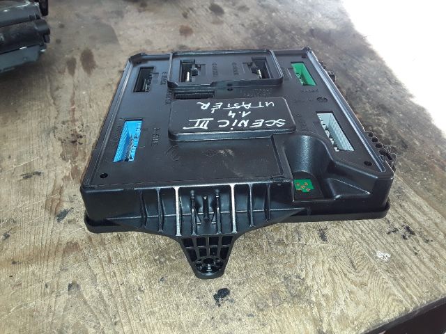 bontott RENAULT SCÉNIC III Biztosítéktábla Utastér