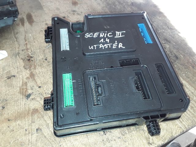 bontott RENAULT SCÉNIC III Biztosítéktábla Utastér