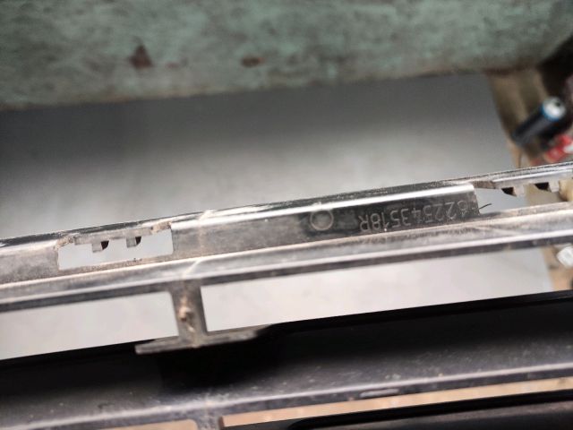 bontott RENAULT SCÉNIC III Első Lökhárító Alsó Középső Díszrács