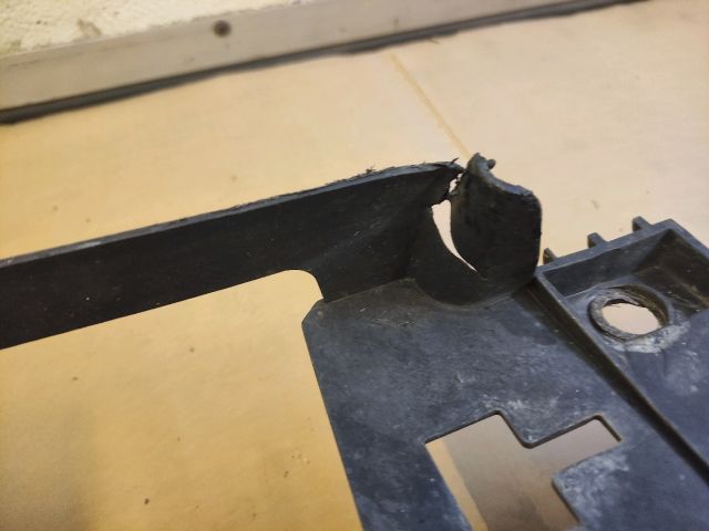 bontott RENAULT SCÉNIC III Első Lökhárító Alsó (Műanyag)