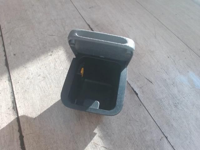 bontott RENAULT THALIA Első Hamutartó