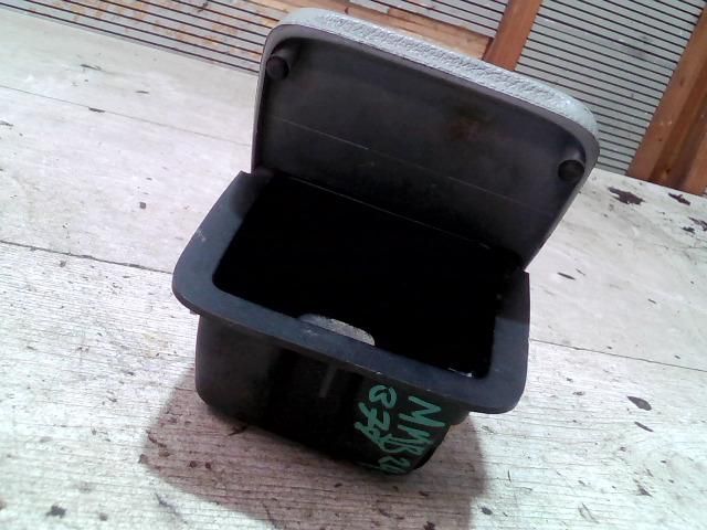 bontott RENAULT THALIA Első Hamutartó