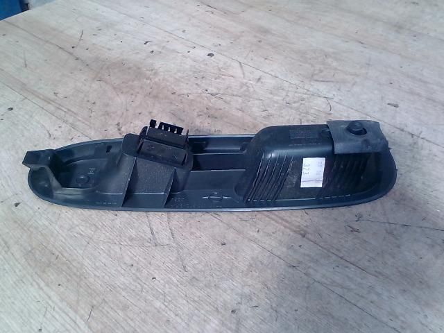 bontott RENAULT THALIA Jobb első Ablakemelő Kapcsoló