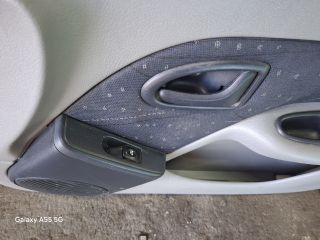 bontott RENAULT THALIA Jobb első Ajtó (Részeivel)