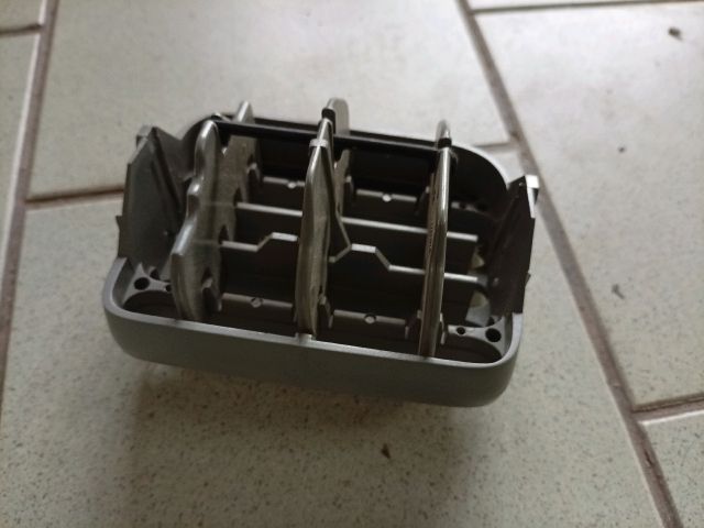 bontott RENAULT THALIA Középső Bal Szellőző