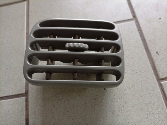 bontott RENAULT THALIA Középső Bal Szellőző