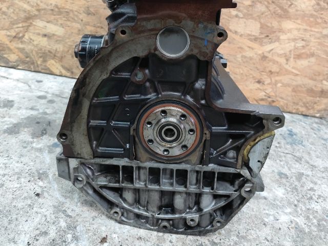 bontott RENAULT TRAFIC Motor (Fűzött blokk hengerfejjel)