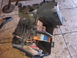 bontott RENAULT TRAFIC Biztosítéktábla Motortér