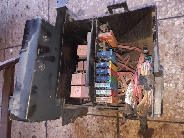 bontott RENAULT TRAFIC Biztosítéktábla Motortér