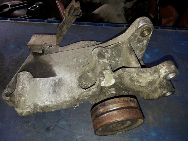 bontott RENAULT TRAFIC Generátor Tartó Bak