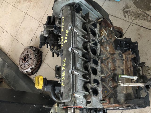 bontott RENAULT TRAFIC Motor (Fűzött blokk hengerfejjel)