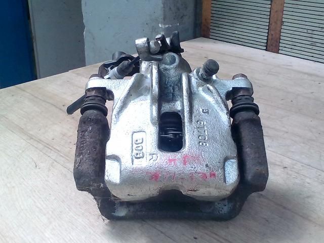 bontott RENAULT TRAFIC Jobb első Féknyereg Munkahengerrel