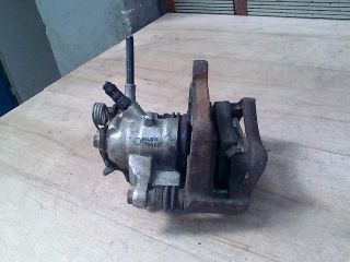 bontott RENAULT TRAFIC Jobb első Féknyereg Munkahengerrel