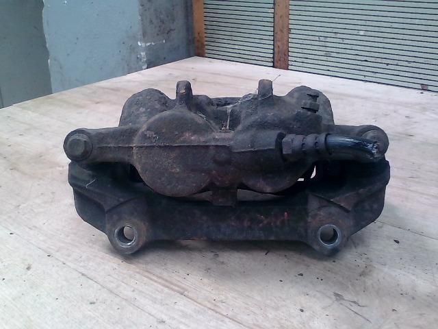 bontott RENAULT TRAFIC Jobb első Féknyereg Munkahengerrel