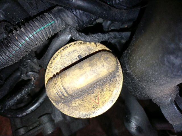 bontott RENAULT TRAFIC Olajbeöntő Sapka