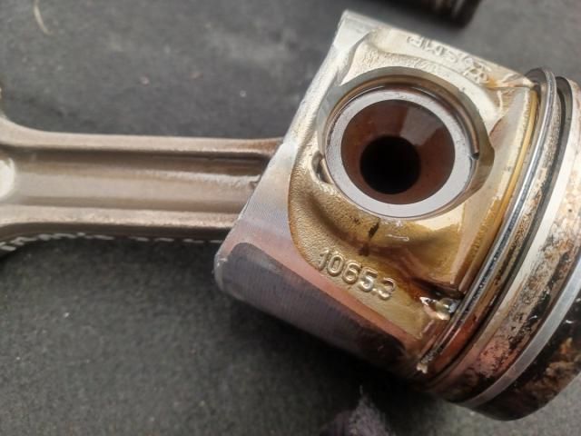 bontott RENAULT TRAFIC Dugattyú